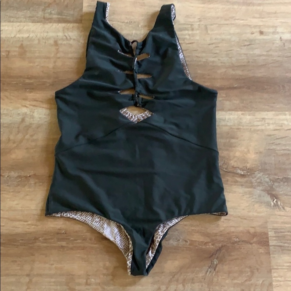 Acacia one piece Mauka. Size M.